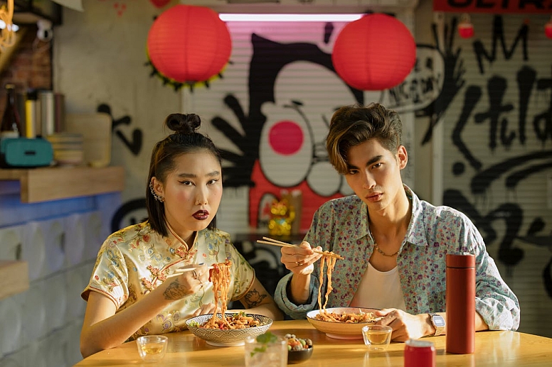 couple eating noodles