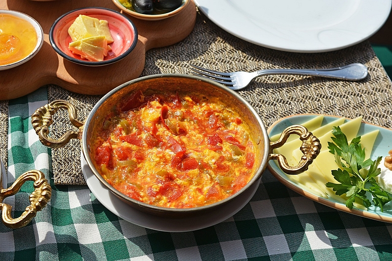 menemen in a copper pan