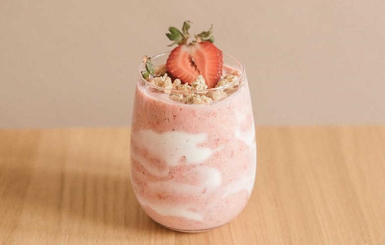 strawberry lassi